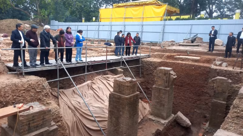 Các nhà khoa học thảo luận về kết quả khai quật khảo cổ tại Hoàng thành Thăng Long.
