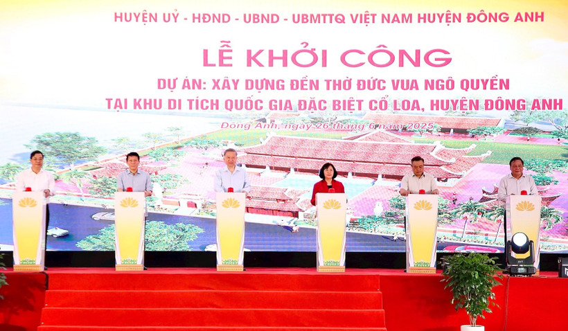 Tổng Bí thư Tô Lâm cùng các đại biểu ấn nút khởi công xây dựng đền thờ Đức vua Ngô Quyền. (Ảnh: Viết Thành)