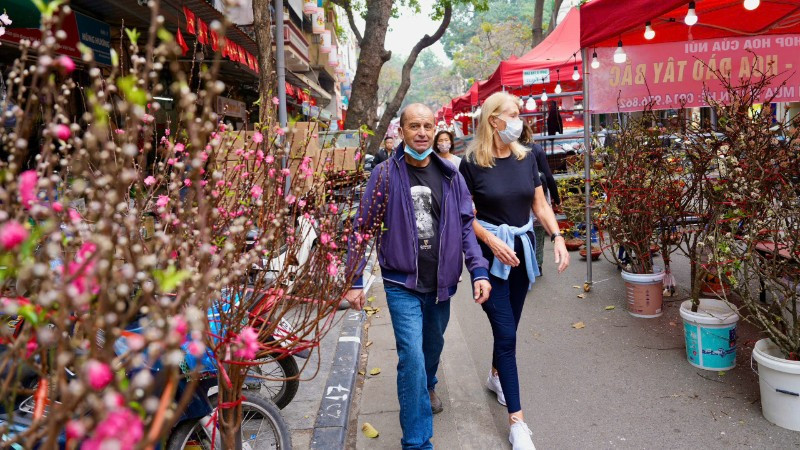 Chợ hoa xuân phố cổ Hà Nội không chỉ thu hút người dân thành phố, mà còn là điểm đến của khách quốc tế.