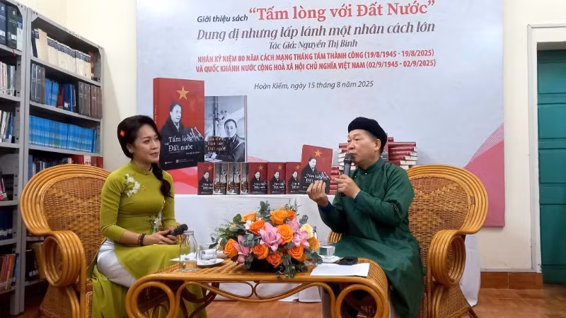 Các đại biểu trao đổi về cuốn sách của nguyên Phó Chủ tịch nước Nguyễn Thị Bình.