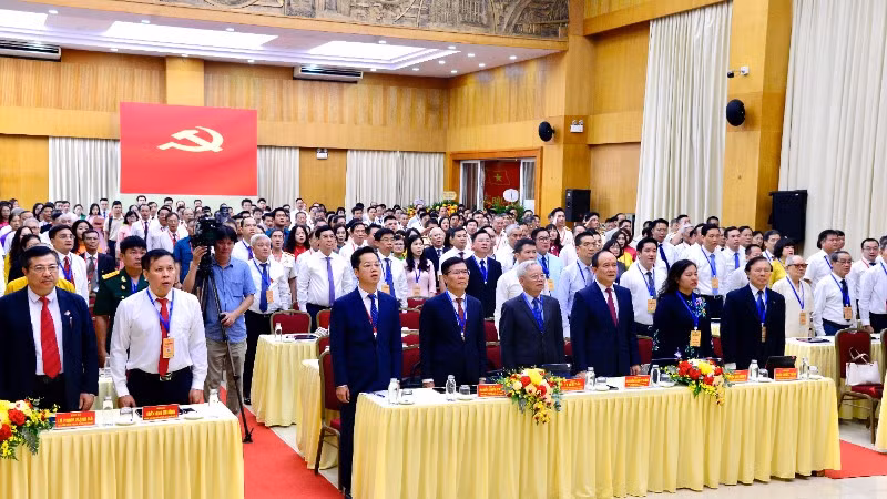 Các đại biểu thực hiện nghi lễ chào cờ trước khi bắt đầu Đại hội.