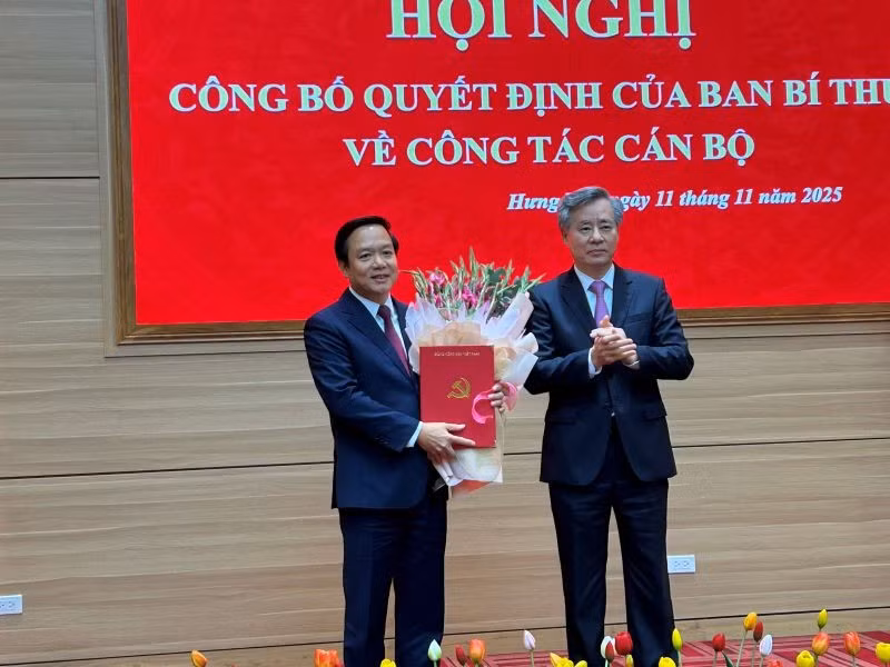 Phó Trưởng ban Tổ chức Trung ương Nguyễn Quang Dương trao quyết định và tặng hoa cho Phó Bí thư Tỉnh ủy Hưng Yên Phạm Quang Ngọc.