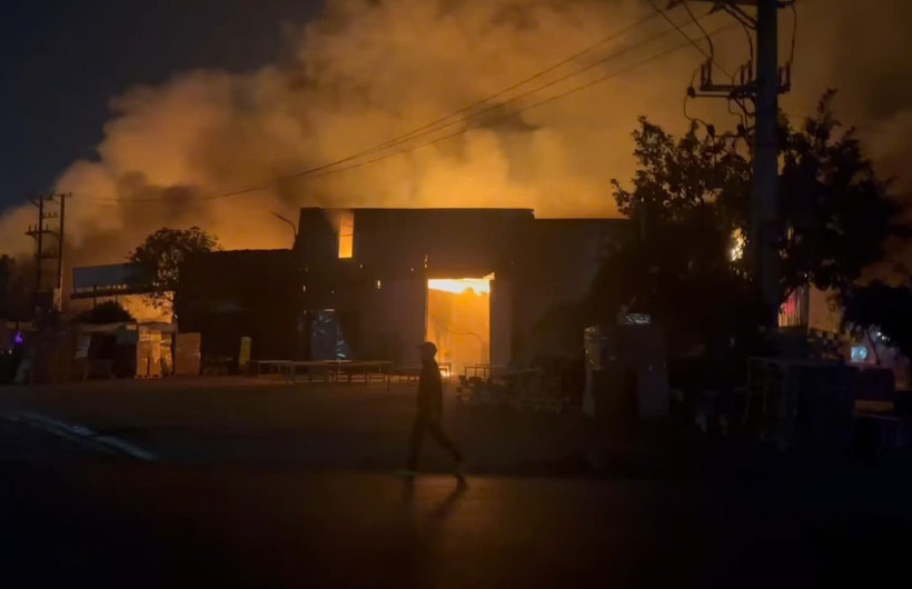 Nhà xưởng ở xã Lạc Đạo tỉnh Hưng Yên bị cháy trong đêm.