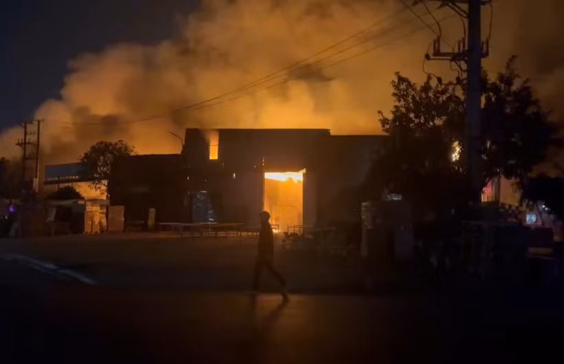 Nhà xưởng ở xã Lạc Đạo tỉnh Hưng Yên bị cháy trong đêm.