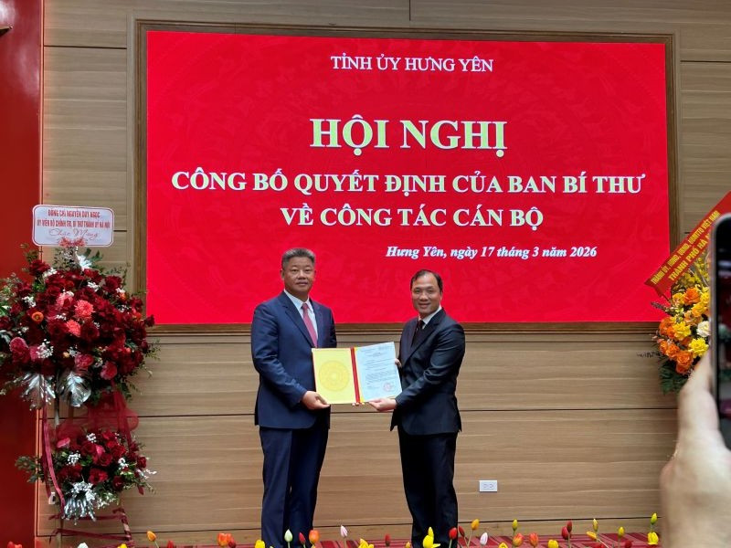 Đồng chí Hoàng Trung Dũng, Ủy viên Trung ương Đảng, Phó Trưởng ban Thường trực Ban Tổ chức Trung ương trao quyết định cho đồng chí Nguyễn Mạnh Quyền, Phó Bí thư Tỉnh ủy Hưng Yên nhiệm kỳ 2025-2030.