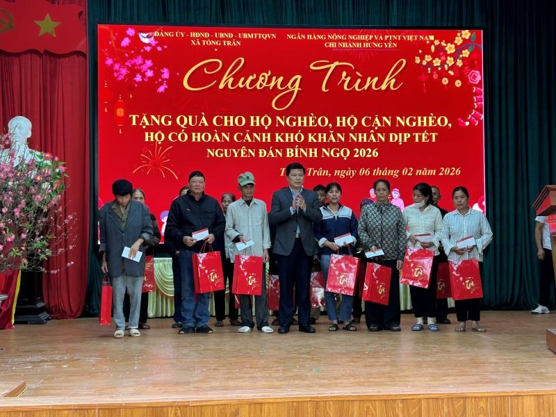 Lãnh đạo tỉnh Hưng Yên trao tặng quà Tết cho hộ nghèo, hộ cận nghèo, hộ có hoàn cảnh khó khăn ở xã Tống Trân tỉnh Hưng Yên.