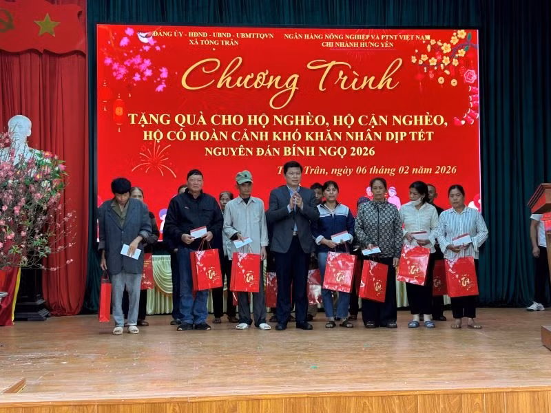 Lãnh đạo tỉnh Hưng Yên trao tặng quà Tết cho hộ nghèo, hộ cận nghèo, hộ có hoàn cảnh khó khăn ở xã Tống Trân tỉnh Hưng Yên.