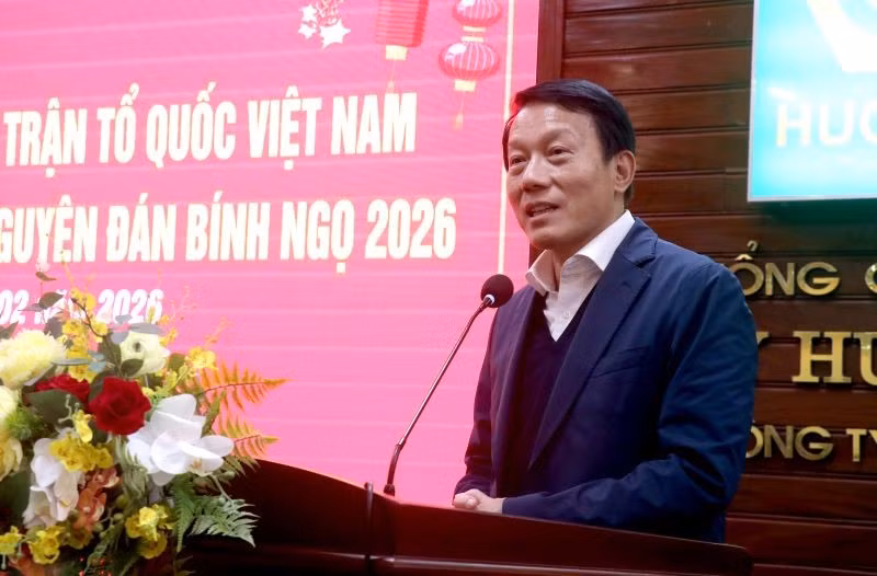 Đại tướng Lương Tam Quang, Ủy viên Bộ Chính trị, Bộ trưởng Công an phát biểu, trao quà cho hộ nghèo, hộ cận nghèo, người có hoàn cảnh khó khăn, cán bộ, người lao động trên địa bàn tỉnh Hưng Yên.