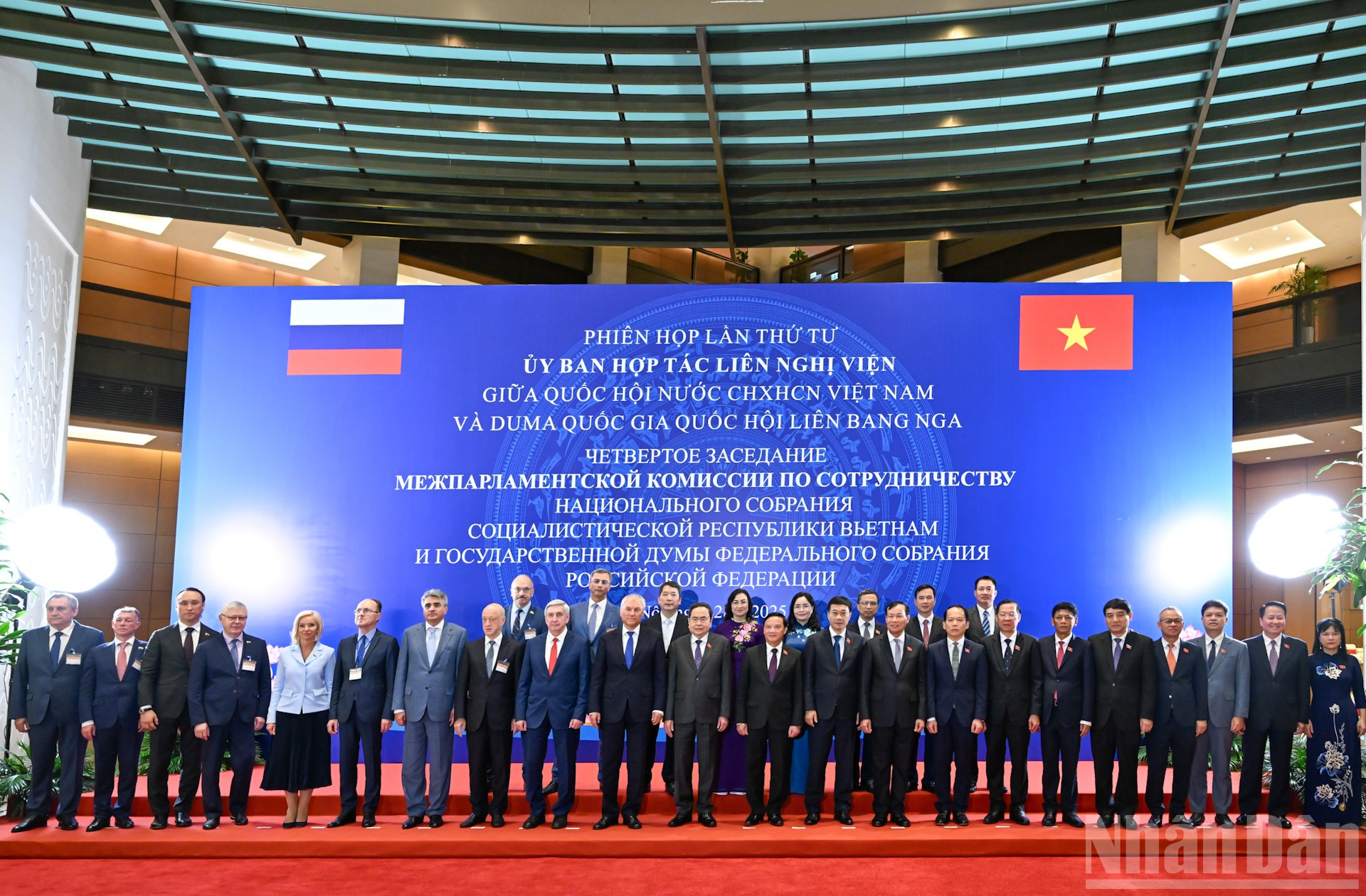 Chủ tịch Quốc hội Trần Thanh Mẫn và Chủ tịch Duma Quốc gia Quốc hội Liên bang Nga Vyacheslav Volodin cùng đại biểu hai nước tại phiên họp.