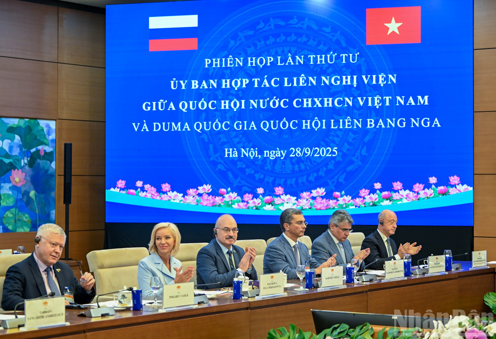 សមាជិកសភារដ្ឋឌូម៉ារបស់រុស្ស៊ីចូលរួមសម័យប្រជុំនេះ។ ndo_br_bnd-6517.jpg