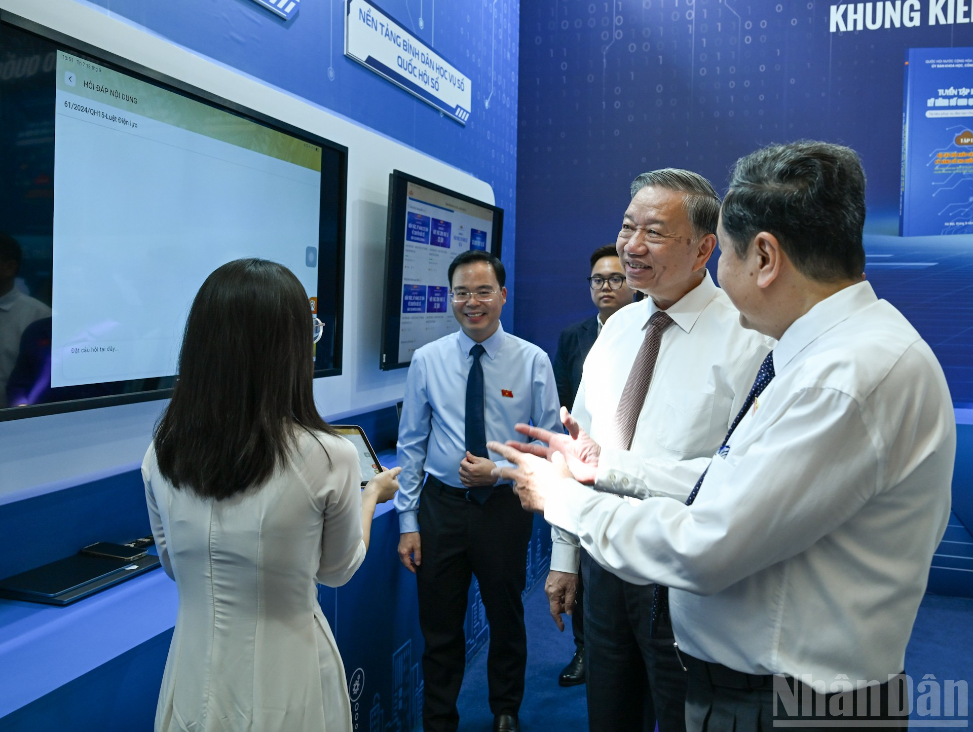 Tổng Bí thư Tô Lâm, Chủ tịch Quốc hội Trần Thanh Mẫn và các đại biểu tham quan trưng bày về kết quả chuyển đổi số của Quốc hội. ndo_br_3-1765.jpg