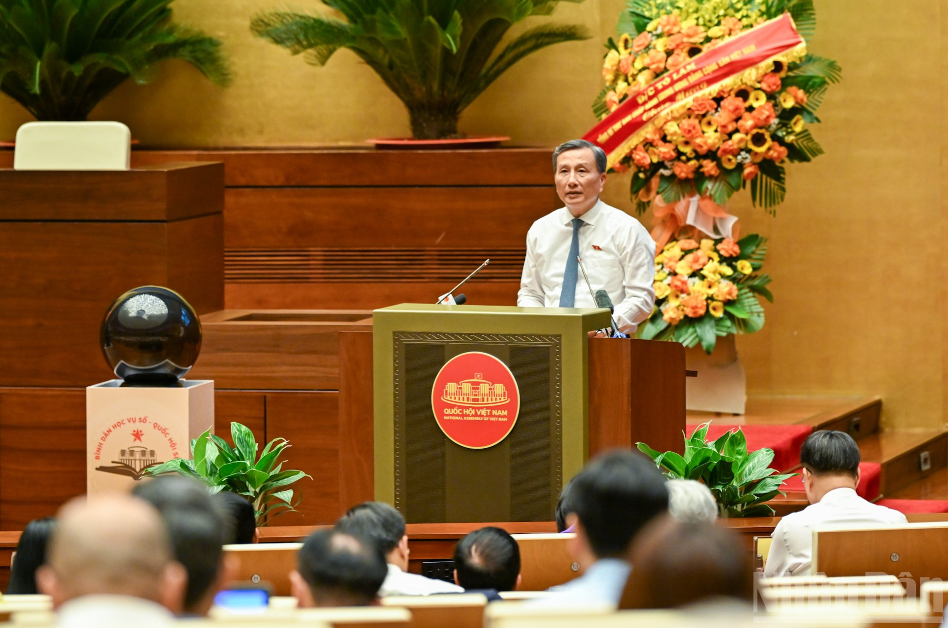 Chủ nhiệm Ủy ban Khoa học, Công nghệ và Môi trường Lê Quang Huy trình bày báo cáo tại hội nghị. ndo_br_8-1909.jpg