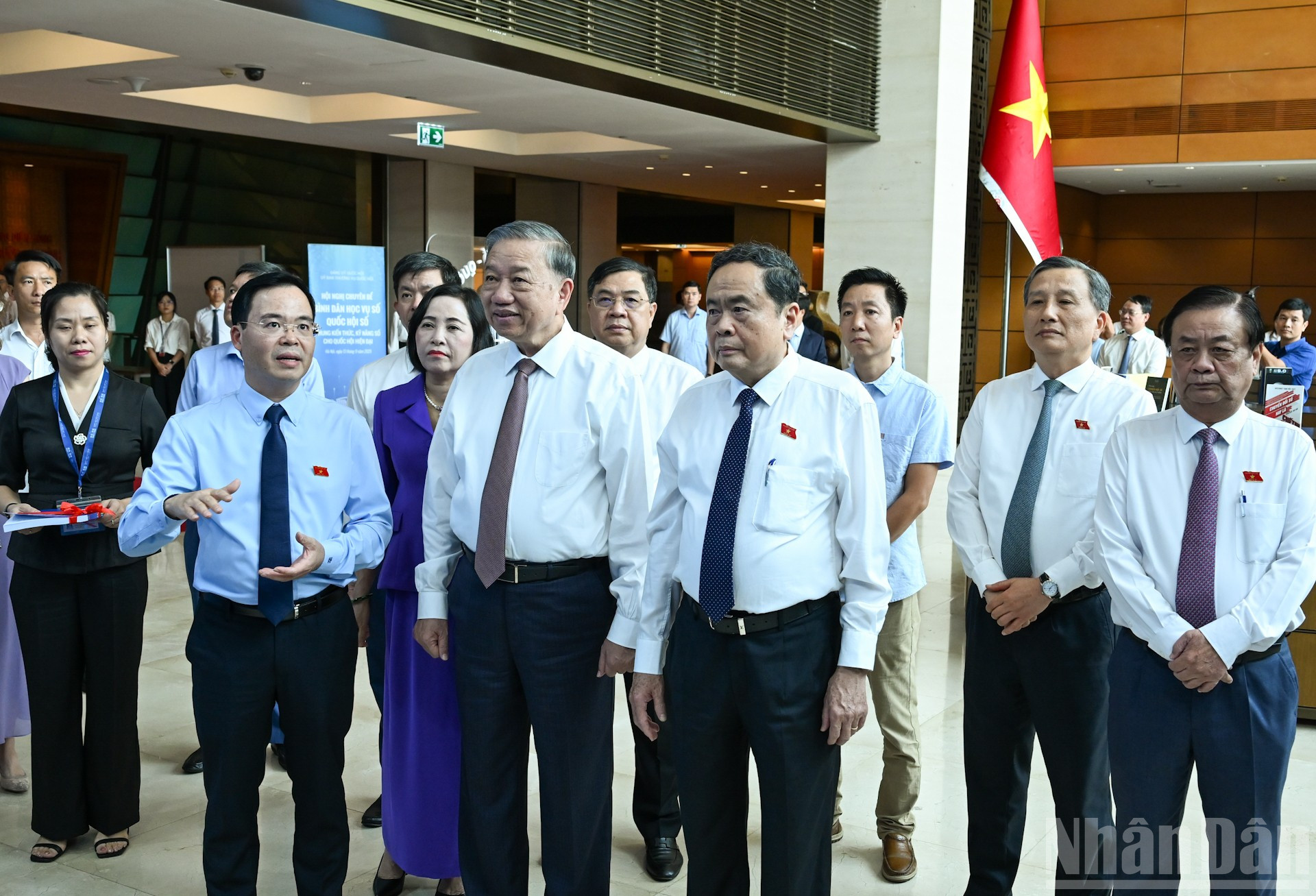 Tổng Bí thư Tô Lâm, Chủ tịch Quốc hội Trần Thanh Mẫn và các đại biểu tham quan trưng bày về kết quả chuyển đổi số của Quốc hội. ndo_br_2-1724.jpg