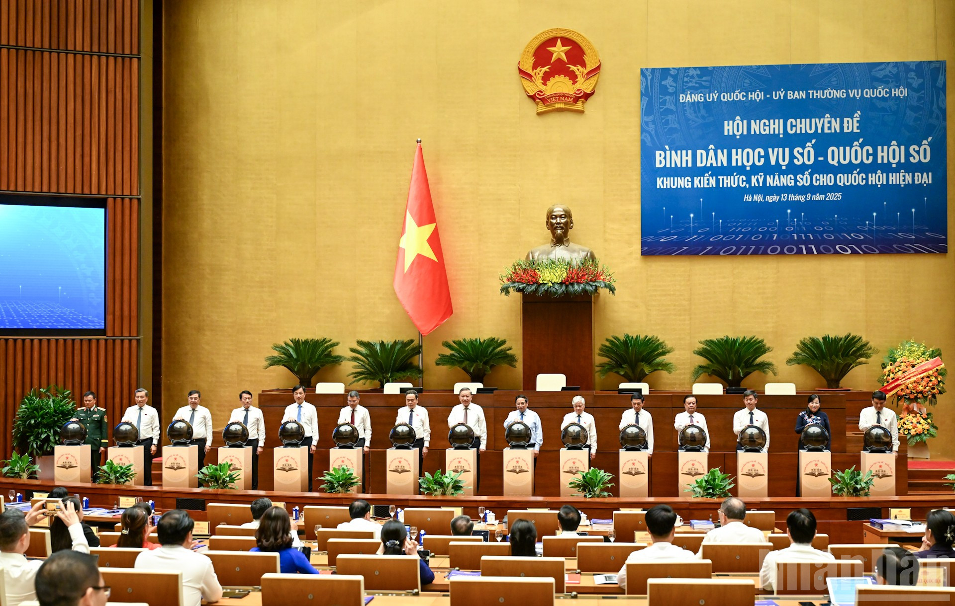 Tổng Bí thư Tô Lâm, Thủ tướng Phạm Minh Chính, Chủ tịch Quốc hội Trần Thanh Mẫn cùng các đồng chí lãnh đạo Đảng, Nhà nước thực hiện nghi thức khai trương nền tảng “Bình dân học vụ số - Quốc hội số”. ndo_br_9-1960.jpg
