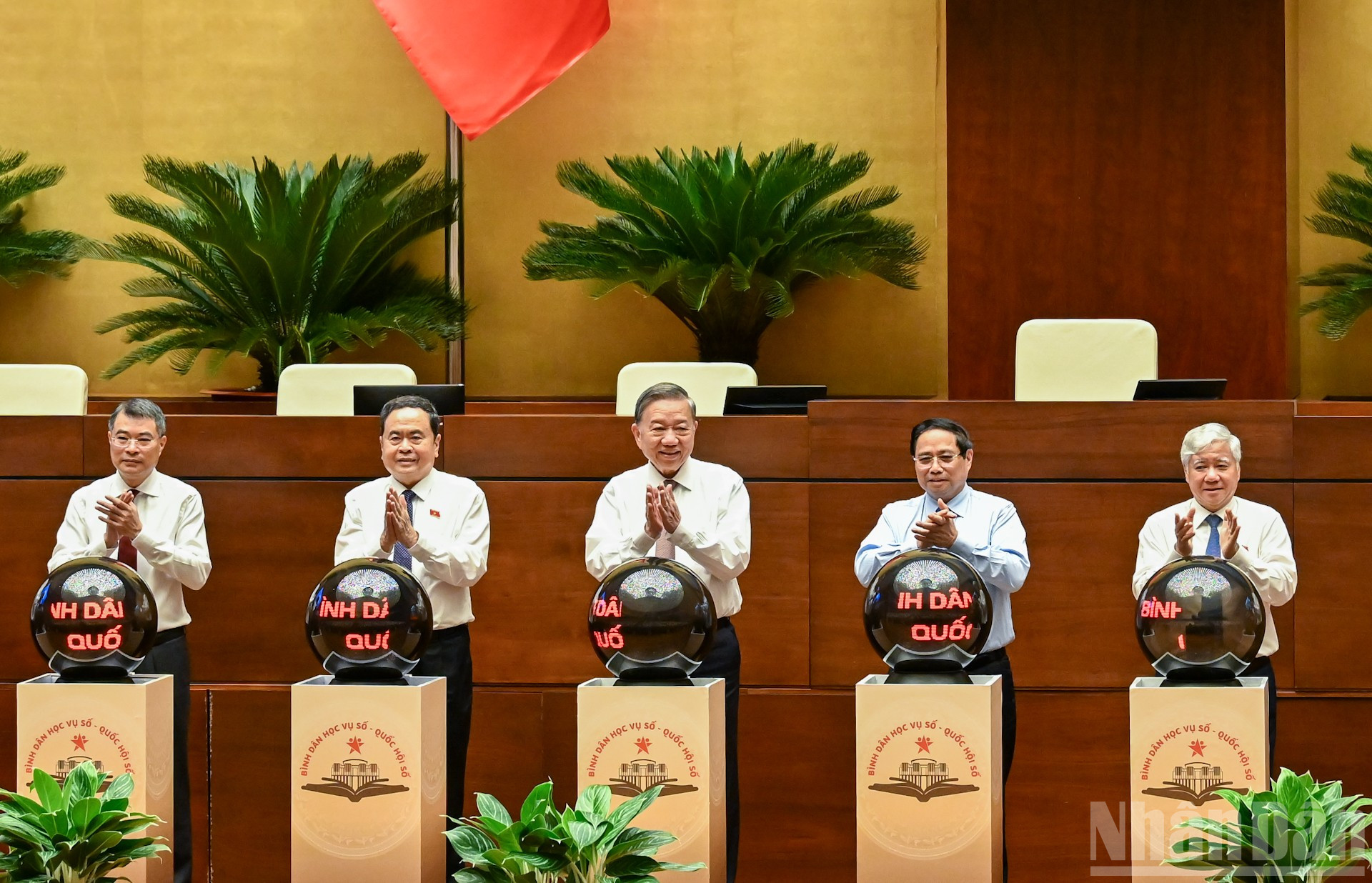 Tổng Bí thư Tô Lâm, Thủ tướng Phạm Minh Chính, Chủ tịch Quốc hội Trần Thanh Mẫn cùng các đồng chí lãnh đạo Đảng, Nhà nước thực hiện nghi thức khai trương nền tảng “Bình dân học vụ số - Quốc hội số”. ndo_br_10-1996.jpg