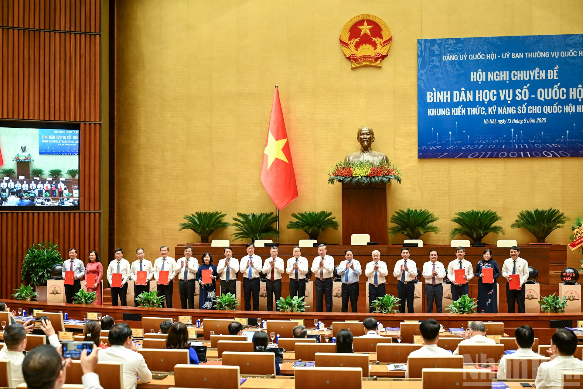 Tổng Bí thư Tô Lâm, Thủ tướng Phạm Minh Chính, Chủ tịch Quốc hội Trần Thanh Mẫn cùng các đồng chí lãnh đạo Đảng, Nhà nước chứng kiến các cơ quan ký cam kết thực hiện phong trào "Bình dân học vụ số - Quốc hội số". ndo_br_11-2012.jpg