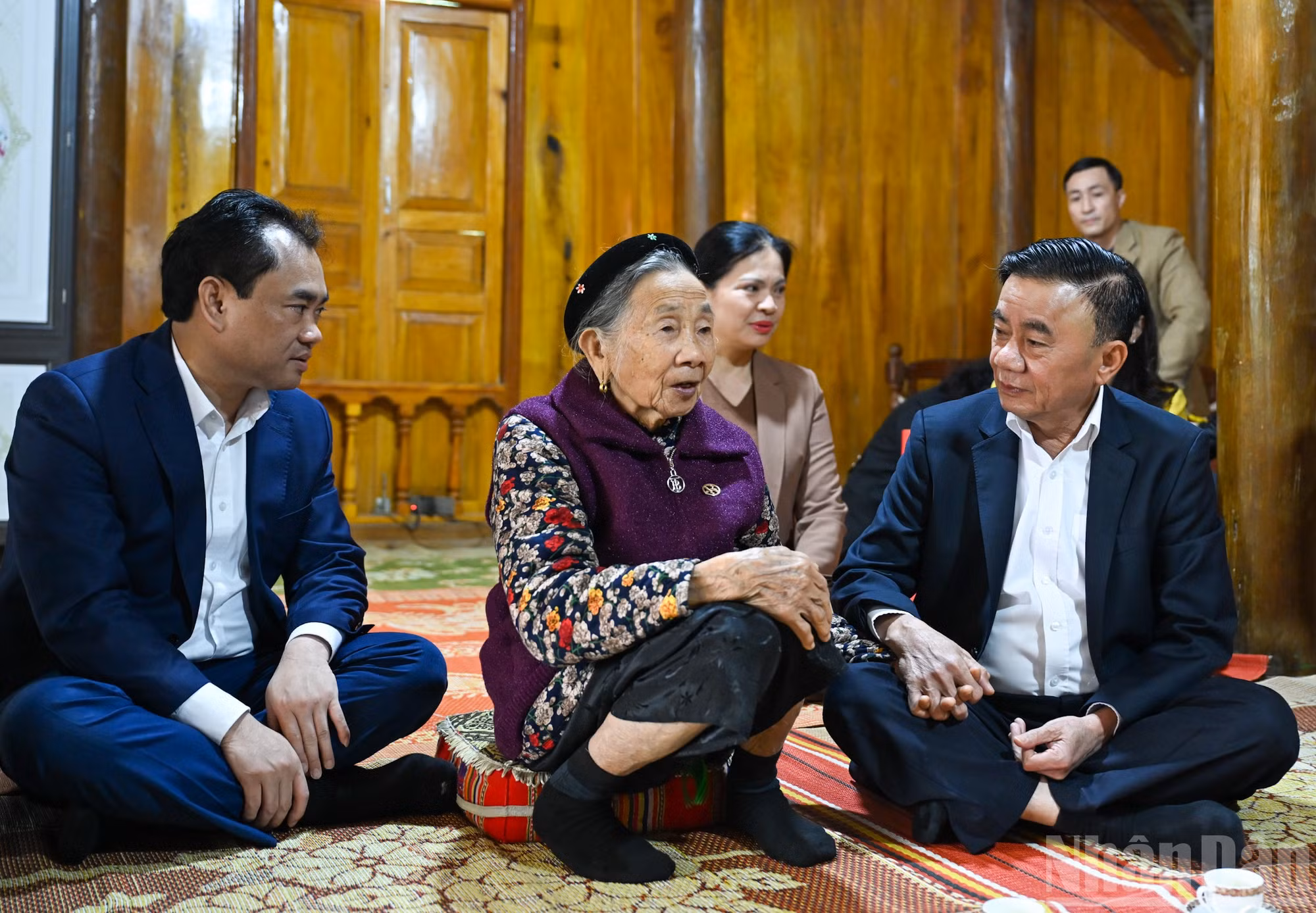 Thường trực Ban Bí thư Trần Cẩm Tú thăm hỏi, chúc Tết Mẹ Việt Nam Anh hùng Hà Thị Hao tại xã Quy Mông. (Ảnh: DUY LINH)