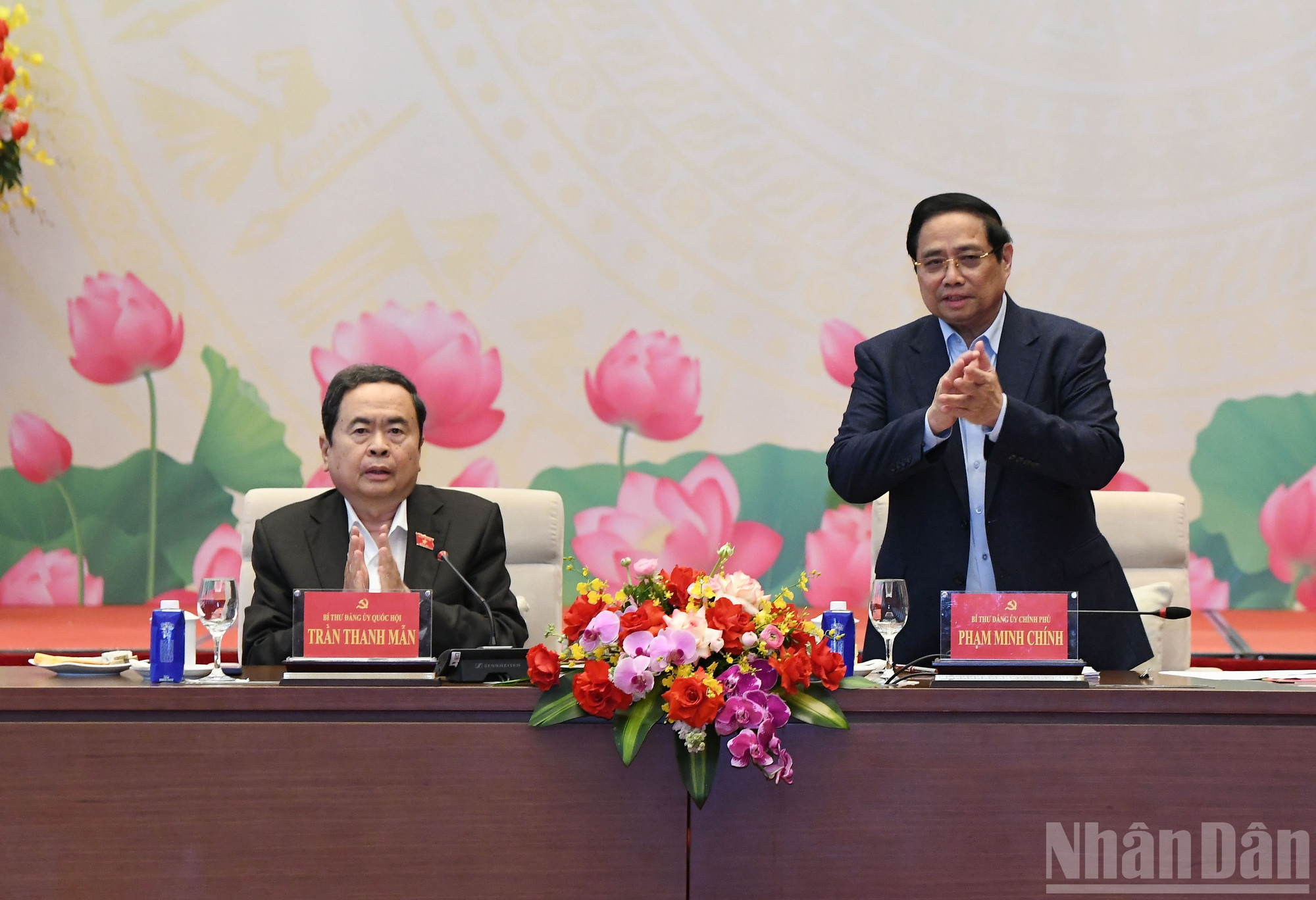 Bí thư Đảng ủy Chính phủ, Thủ tướng Chính phủ Phạm Minh Chính và Bí thư Đảng ủy Quốc hội, Chủ tịch Quốc hội Trần Thanh Mẫn đồng chủ trì hội nghị. (Ảnh: DUY LINH)