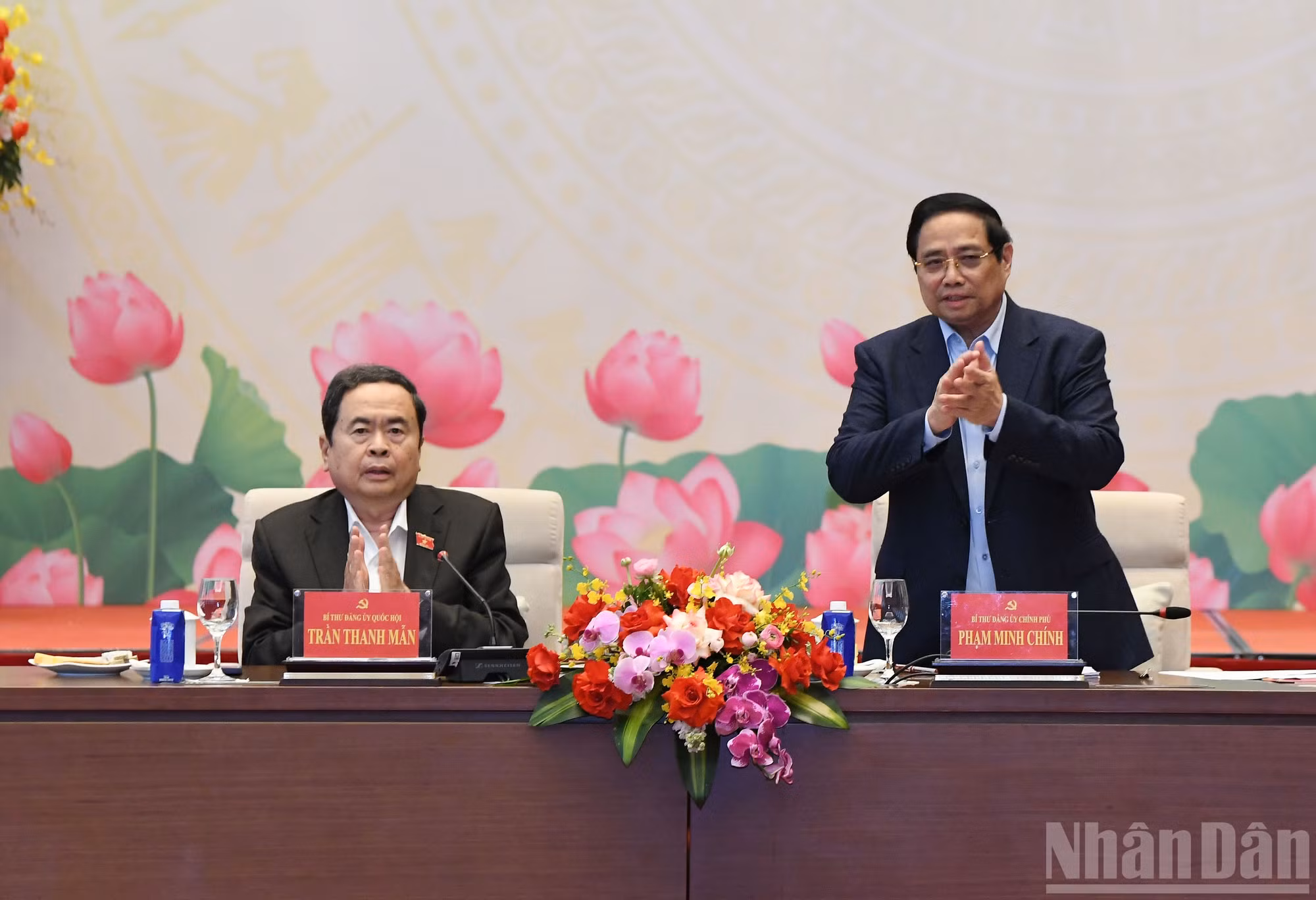 Bí thư Đảng ủy Chính phủ, Thủ tướng Chính phủ Phạm Minh Chính và Bí thư Đảng ủy Quốc hội, Chủ tịch Quốc hội Trần Thanh Mẫn đồng chủ trì hội nghị. (Ảnh: DUY LINH)
