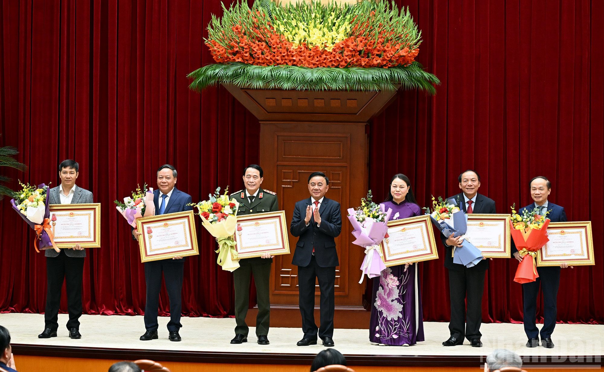 Thường trực Ban Bí thư Trần Cẩm Tú trao Huân chương Lao động hạng Nhất cho các đơn vị có thành tích xuất sắc, đột xuất trong công tác tham mưu, tổ chức, phục vụ Đại hội XIV của Đảng. (Ảnh: DUY LINH)