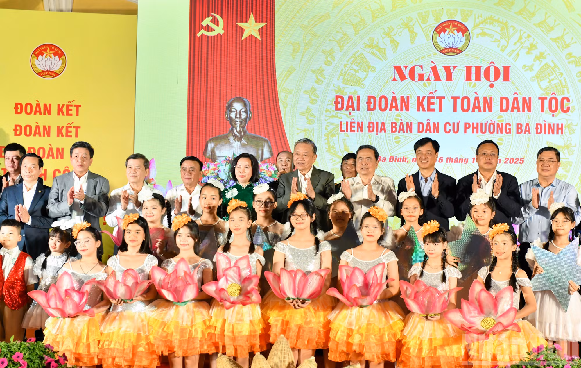 Tổng Bí thư Tô Lâm, Chủ tịch Quốc hội Trần Thanh Mẫn, Thường trực Ban Bí thư Trần Cẩm Tú và các đại biểu với nhân dân, thiếu nhi tại ngày hội. (Ảnh: DUY LINH)