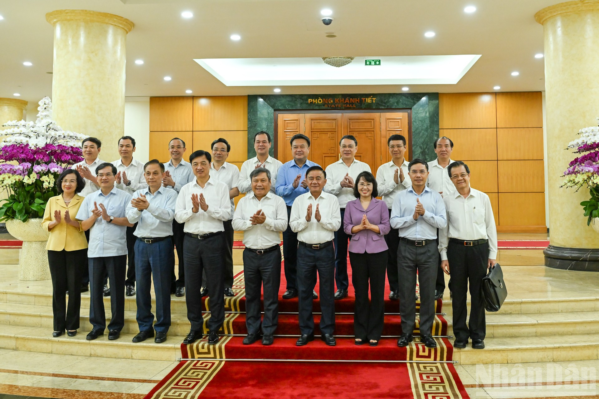 Thường trực Ban Bí thư Trần Cẩm Tú cùng các đại biểu và Ban Thường vụ Tỉnh ủy Quảng Ninh . ndo_br_9a-5495.jpg