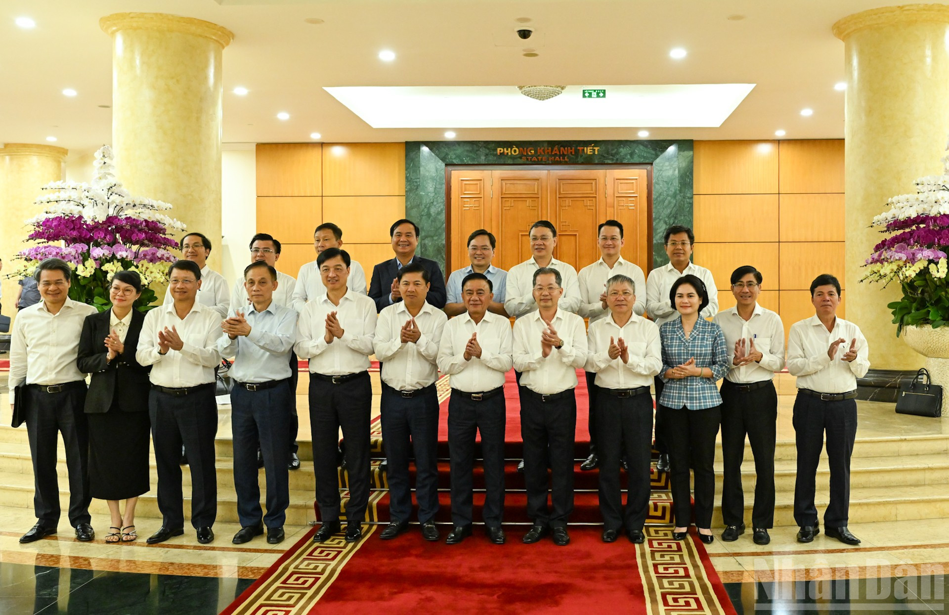 Thường trực Ban Bí thư Trần Cẩm Tú cùng các đại biểu và Ban Thường vụ Thành ủy Đà Nẵng. ndo_br_4a-5341.jpg