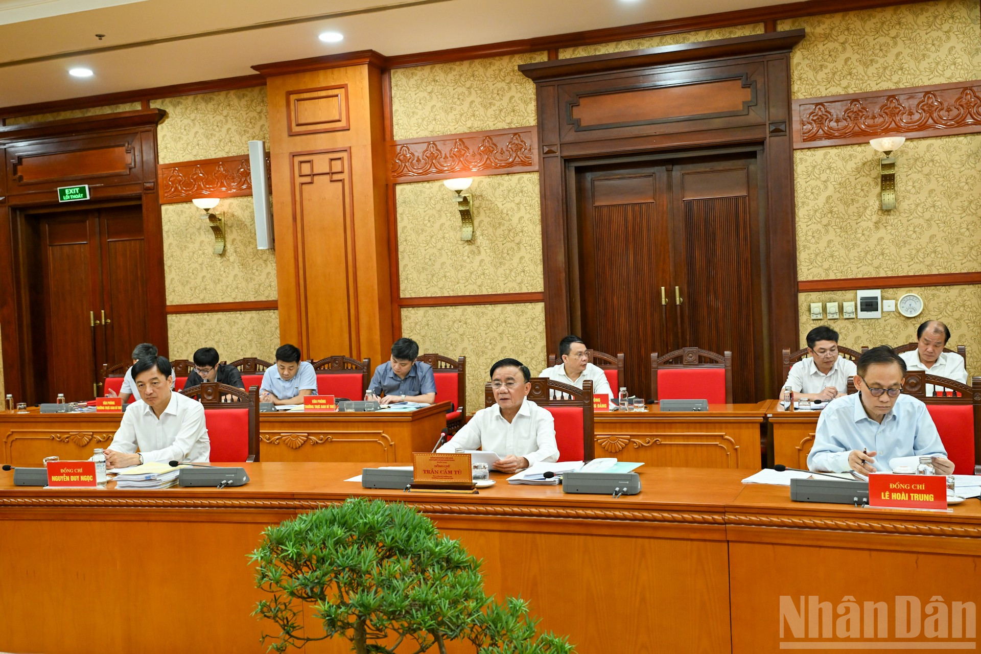 Thường trực Ban Bí thư Trần Cẩm Tú chủ trì cuộc làm việc với Ban Thường vụ Tỉnh ủy Quảng Ninh. ndo_br_5a-5443.jpg