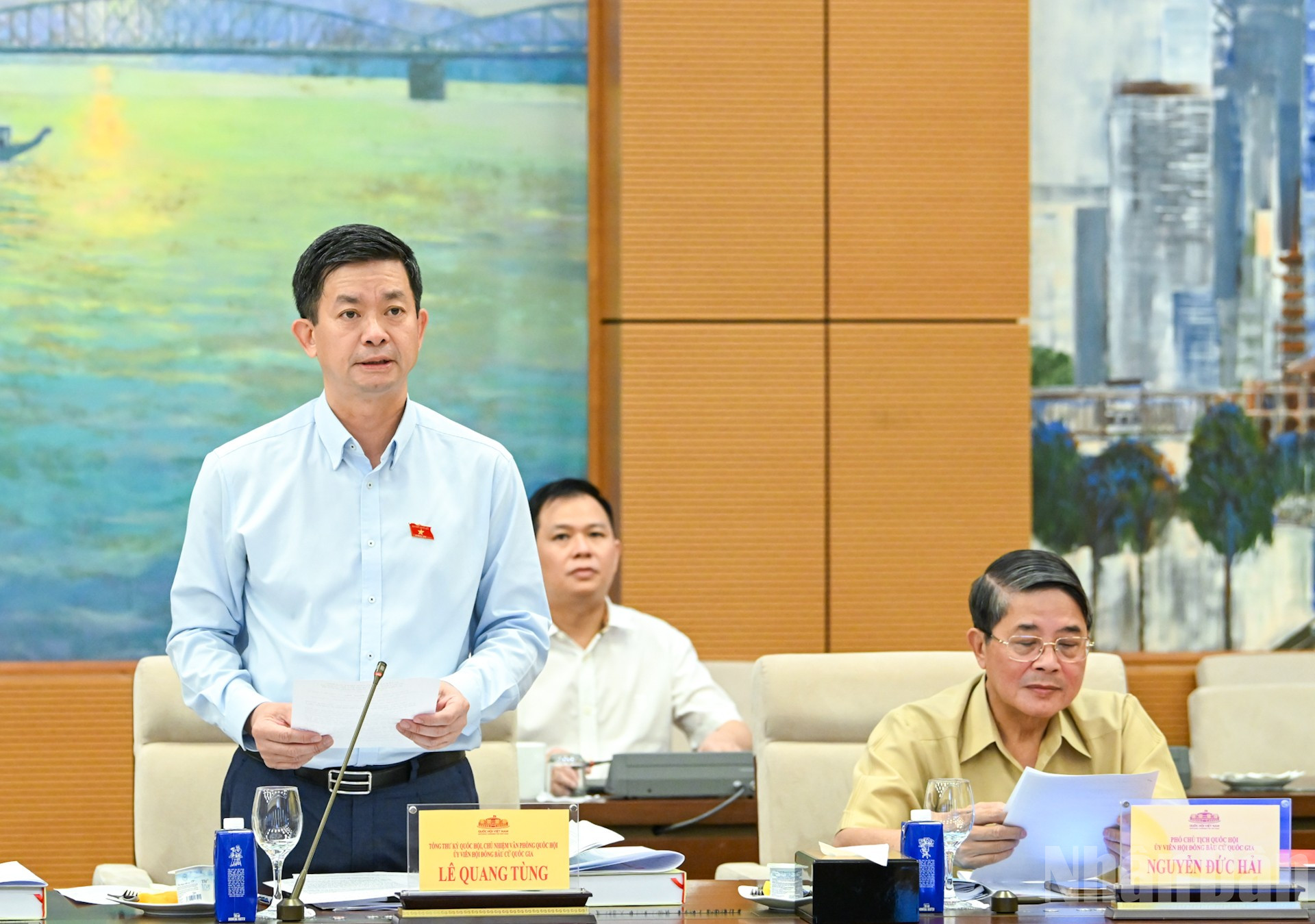Tổng Thư ký Quốc hội, Chủ nhiệm Văn phòng Quốc hội Lê Quang Tùng báo cáo tại phiên họp. ndo_br_bnd-2143.jpg