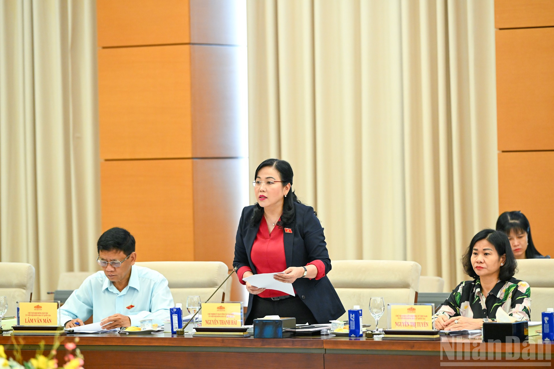 Chủ nhiệm Ủy ban Công tác đại biểu Nguyễn Thanh Hải báo cáo tại phiên họp. ndo_br_bnd-2250.jpg