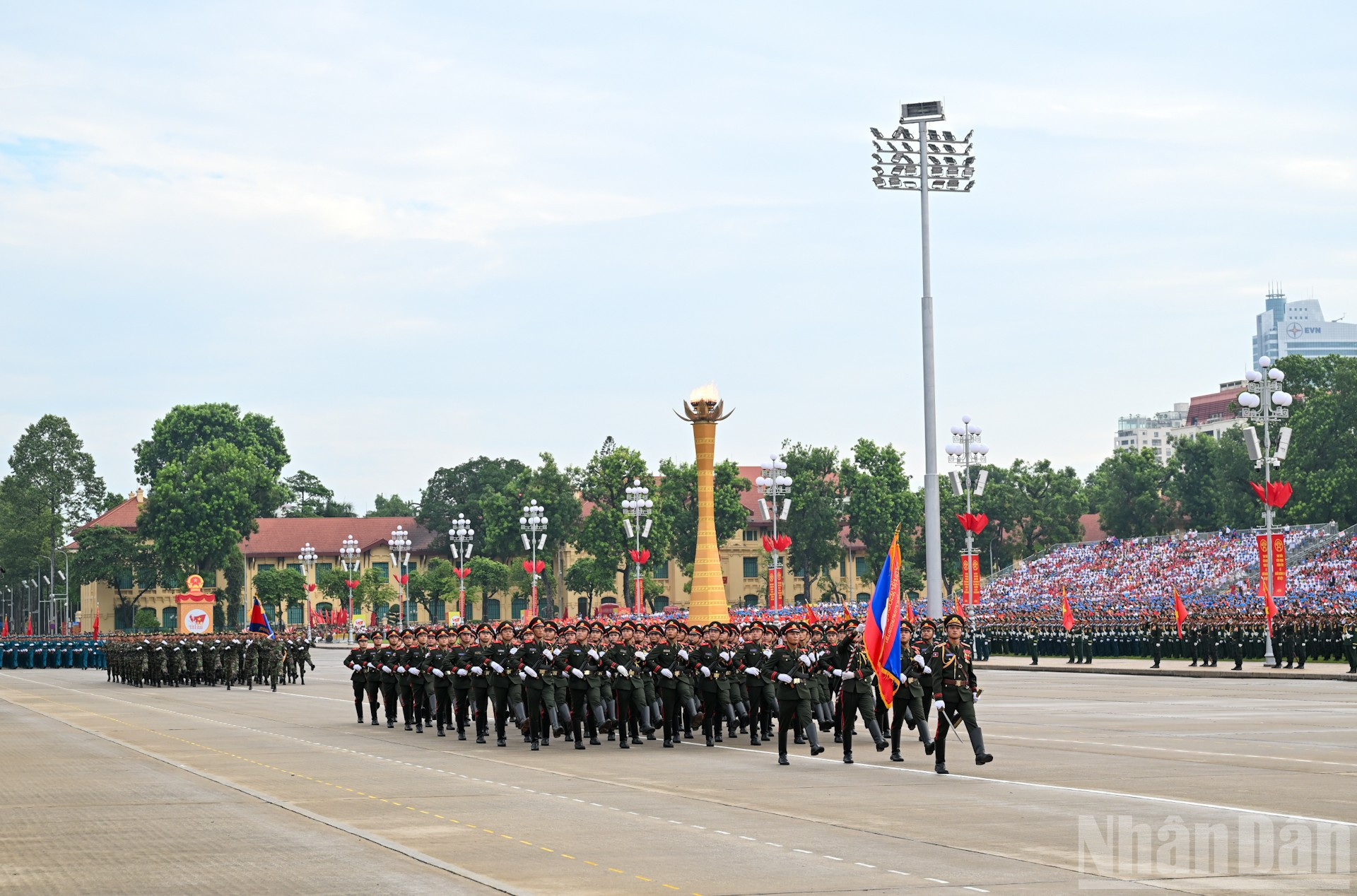 Đoàn Quân đội nhân dân Lào diễu binh, diễu hành trên Quảng trường Ba Đình. ndo_br_6-7534.jpg