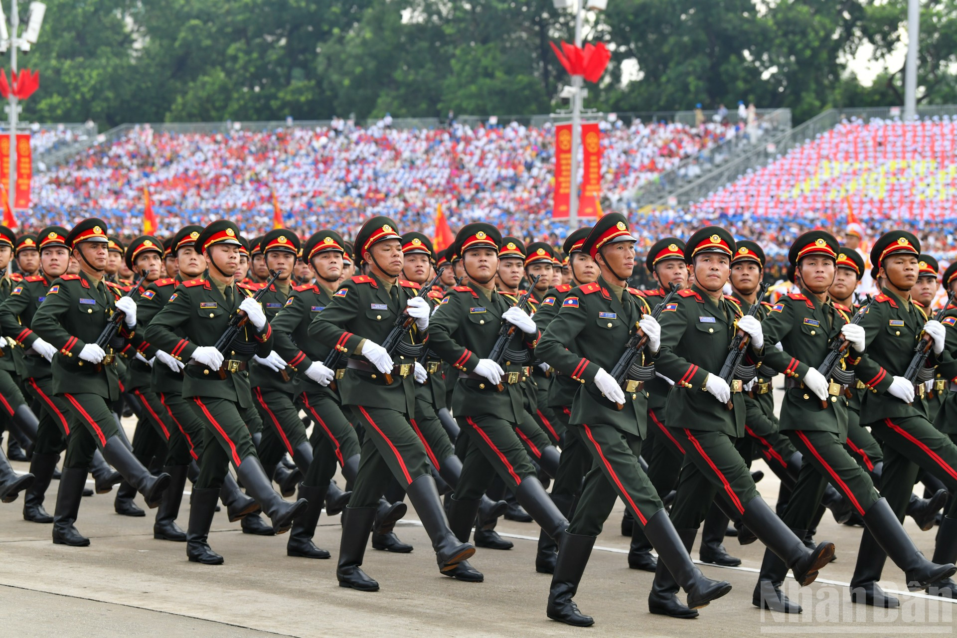 Đoàn Quân đội nhân dân Lào diễu binh, diễu hành trên Quảng trường Ba Đình. ndo_br_7-6187.jpg