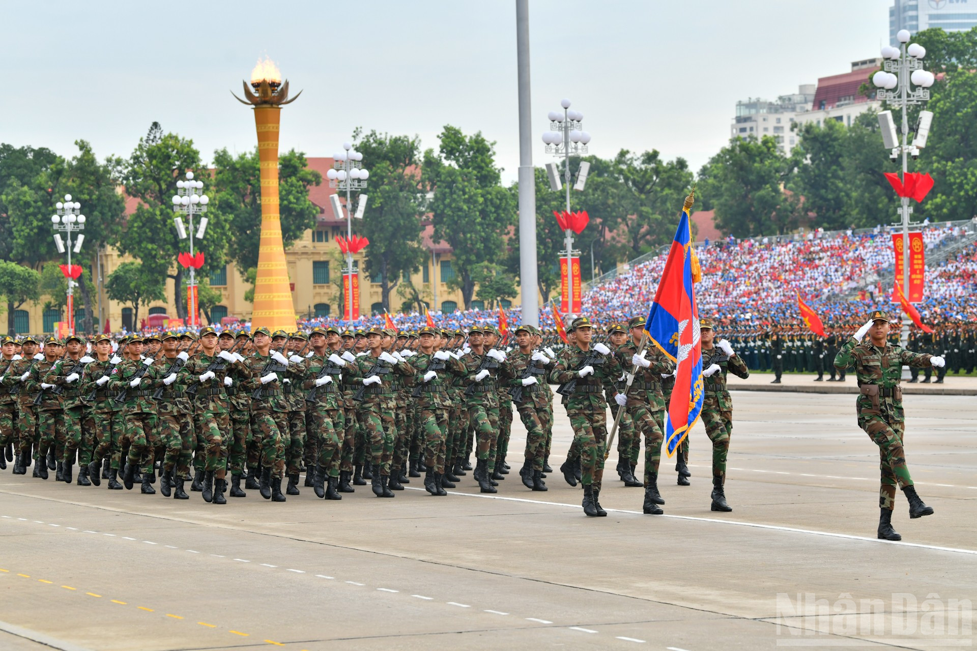 Đoàn Quân đội Hoàng gia Campuchia gồm 120 quân nhân tham gia diễu binh, diễu hành. ndo_br_8-6196.jpg