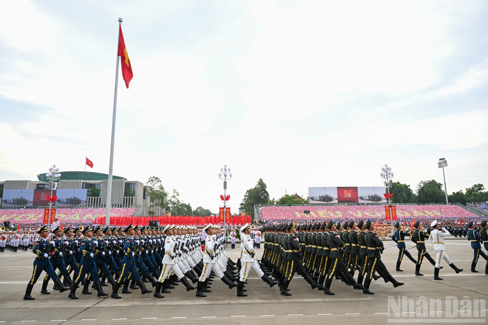 Chiến sĩ khối Quân Giải phóng nhân dân Trung Quốc tham gia diễu binh, diễu hành trên Quảng trường Ba Đình. ndo_br_3-7516.jpg