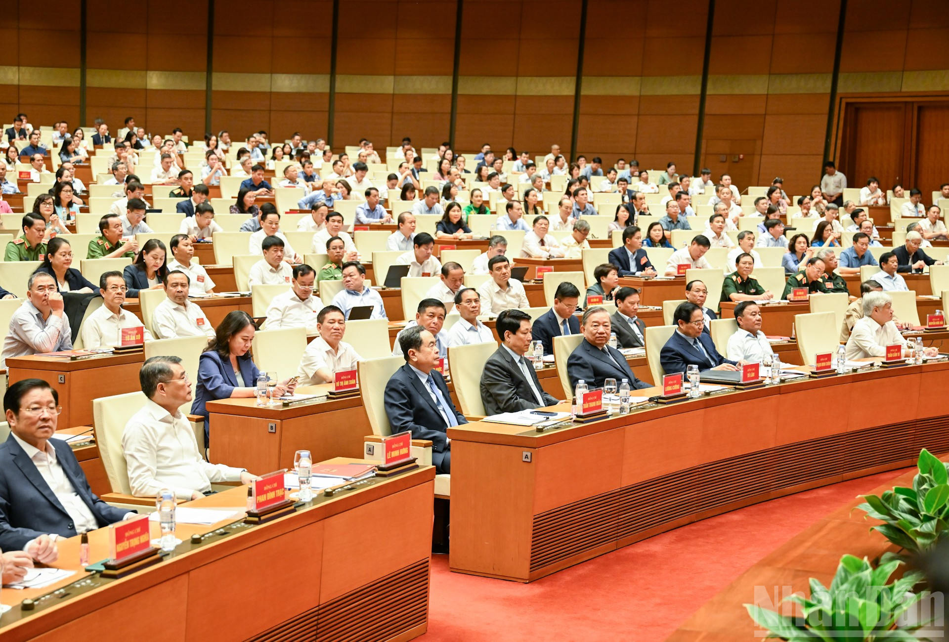 Para pemimpin partai dan negara serta delegasi menghadiri Konferensi di Aula Dien Hong - Majelis Nasional. ndo_br_10-3004.jpg