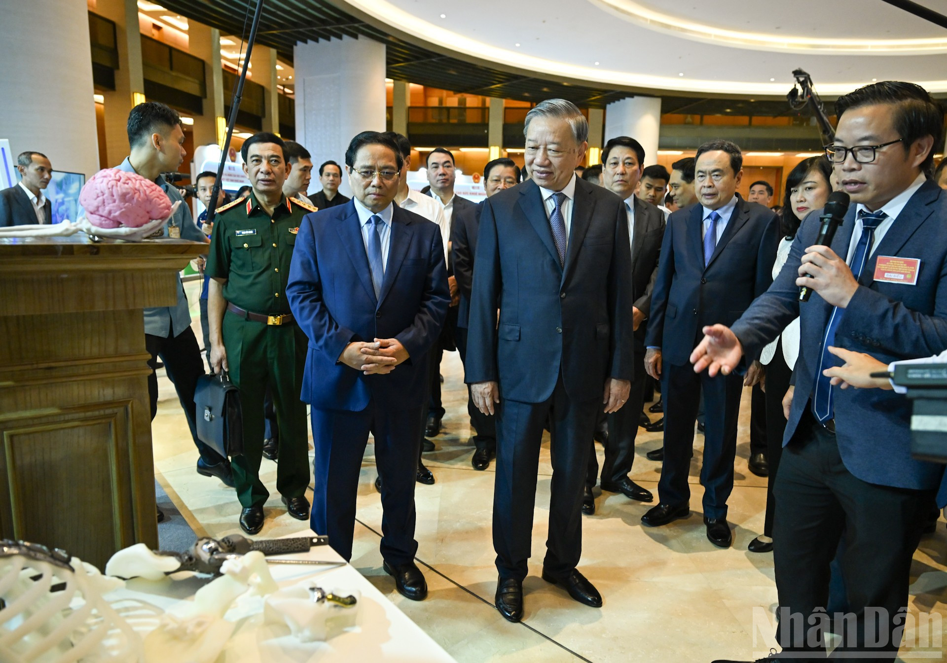Sekretaris Jenderal To Lam, para pemimpin Partai dan Negara serta para delegasi mendengarkan pengantar tentang pencapaian di sektor kesehatan. ndo_br_4-2773.jpg