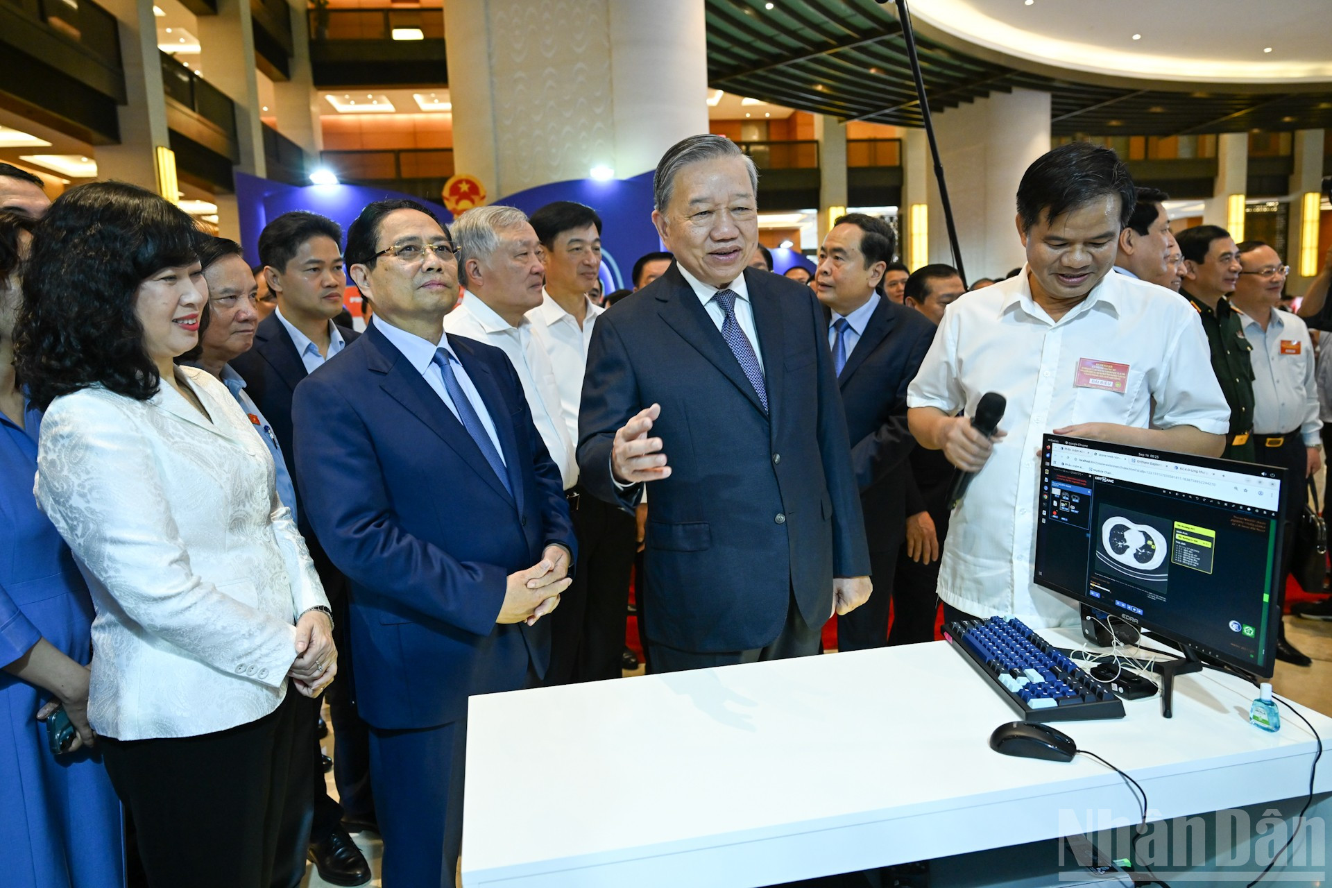 Sekretaris Jenderal To Lam berbicara dengan para delegasi. ndo_br_2-2723.jpg