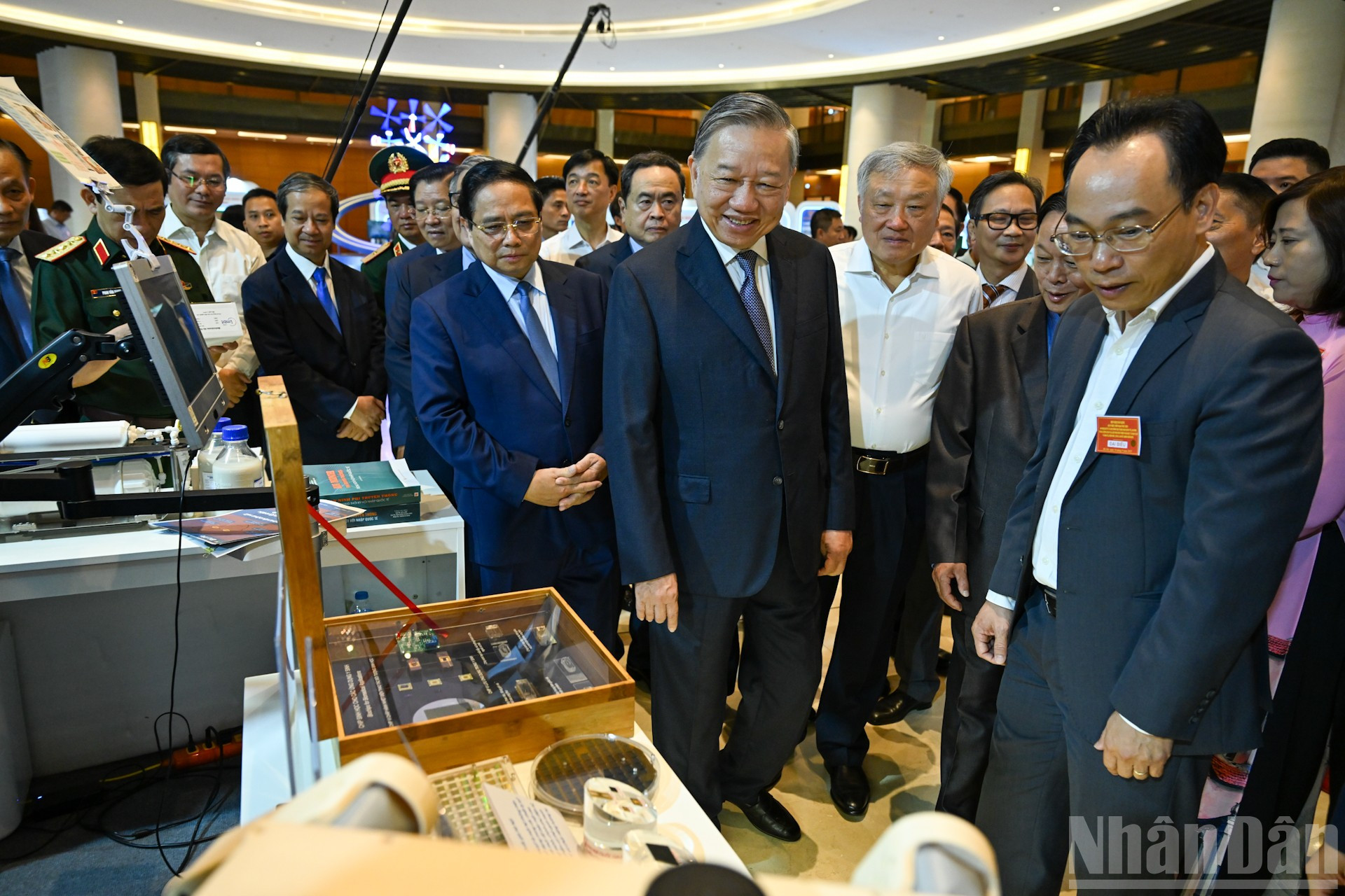 Sekretaris Jenderal To Lam dan para pemimpin Partai dan Negara serta delegasi lainnya mengunjungi stan pameran tentang pencapaian di sektor kesehatan. ndo_br_6-2881.jpg