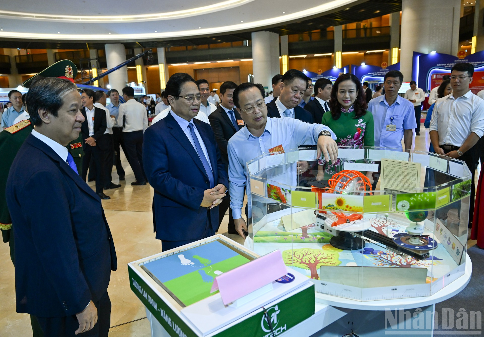 Perdana Menteri Pham Minh Chinh dan delegasi di acara tersebut. ndo_br_8-2670.jpg