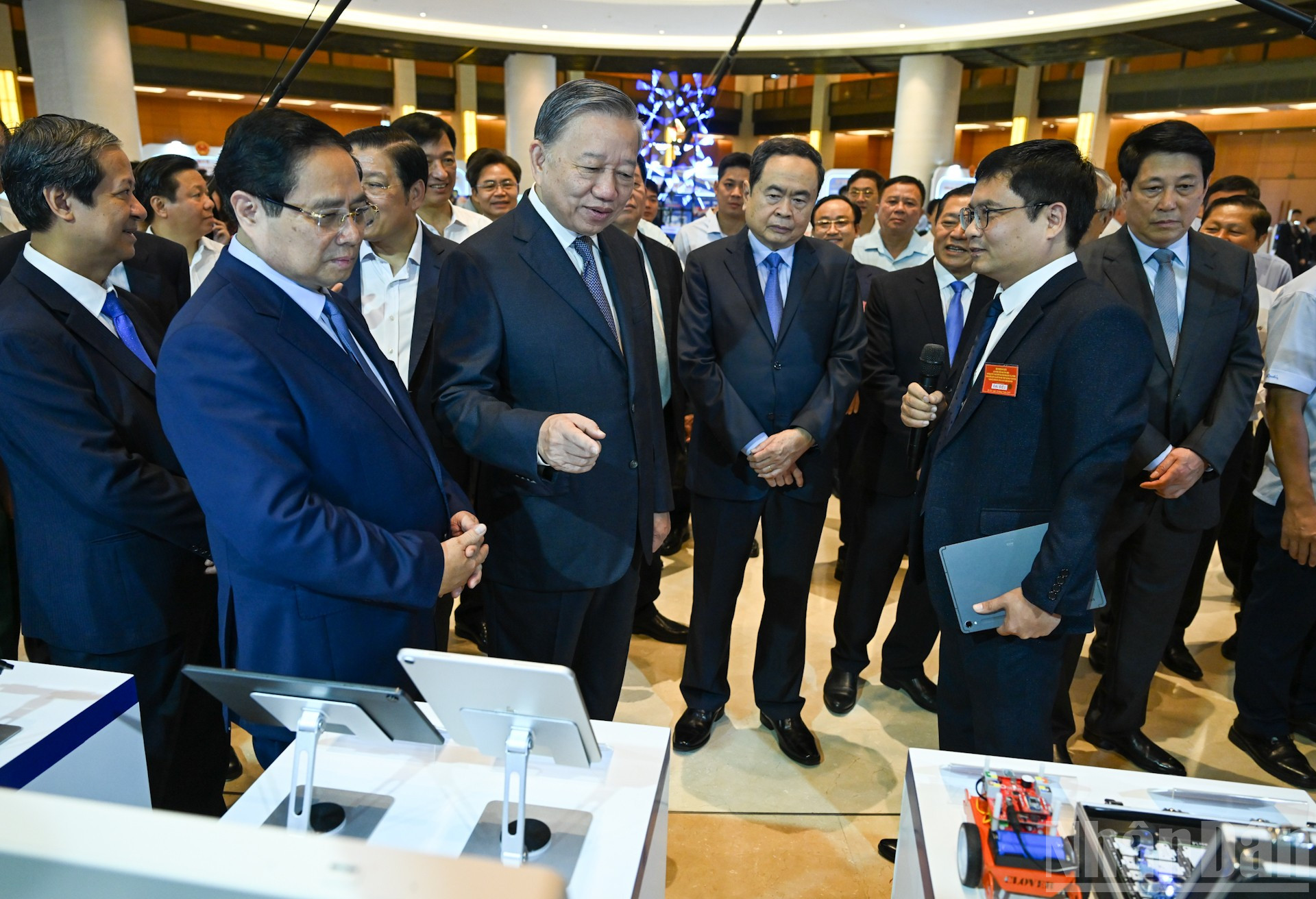 Sekretaris Jenderal To Lam dan para pemimpin Partai dan Negara serta delegasi lainnya mengunjungi stan pameran tentang pencapaian di bidang pendidikan. ndo_br_5-2872.jpg