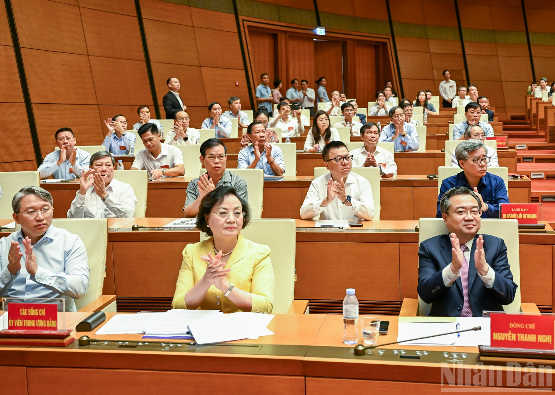 Delegasi yang menghadiri konferensi di Dien Hong Hall - Gedung Majelis Nasional. ndo_br_11-2987.jpg