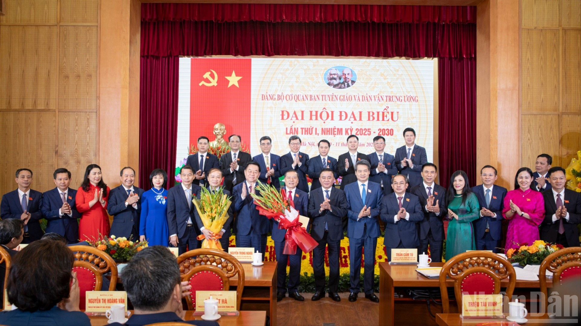 Thường trực Ban Bí thư, Bí thư Đảng ủy các cơ quan Đảng Trung ương Trần Cẩm Tú; Trưởng Ban Tuyên giáo và Dân vận Trung ương Nguyễn Trọng Nghĩa tặng hoa chúc mừng Ban Chấp hành Đảng bộ cơ quan Ban Tuyên giáo và Dân vận Trung ương nhiệm kỳ 2025-2030.
