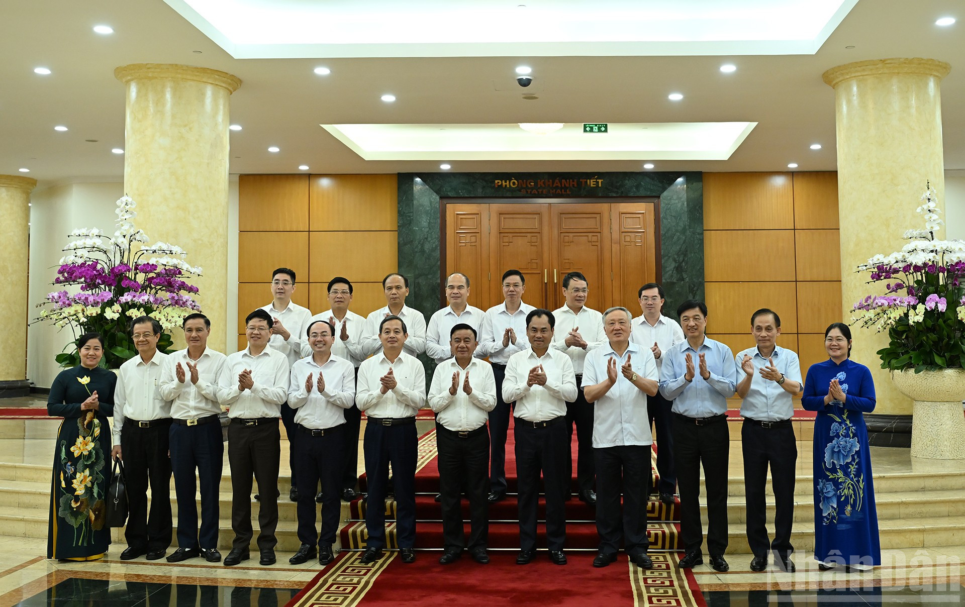 Thường trực Ban Bí thư Trần Cẩm Tú cùng các đồng chí Bộ Chính trị, Ban Bí thư và các đại biểu với Ban Thường vụ Tỉnh ủy Thái Nguyên. ndo_br_bnd-0966.jpg
