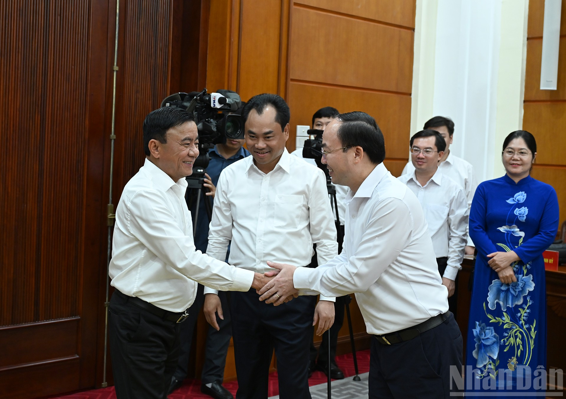 Thường trực Ban Bí thư Trần Cẩm Tú với các đồng chí Ban Thường vụ Tỉnh ủy Thái Nguyên. ndo_br_4a-0826.jpg