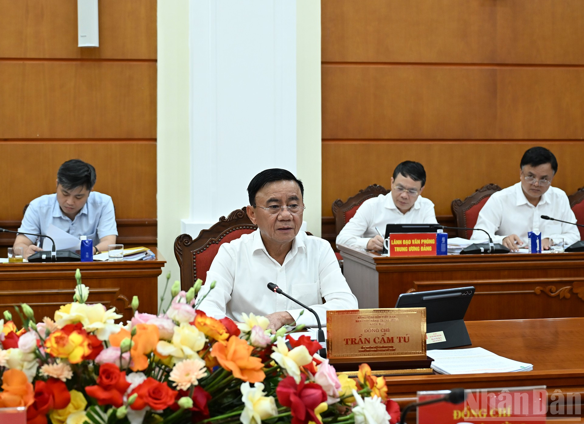 Thường trực Ban Bí thư Trần Cẩm Tú phát biểu tại cuộc làm việc với Ban Thường vụ Tỉnh ủy Vĩnh Long. ndo_br_1a-0782.jpg