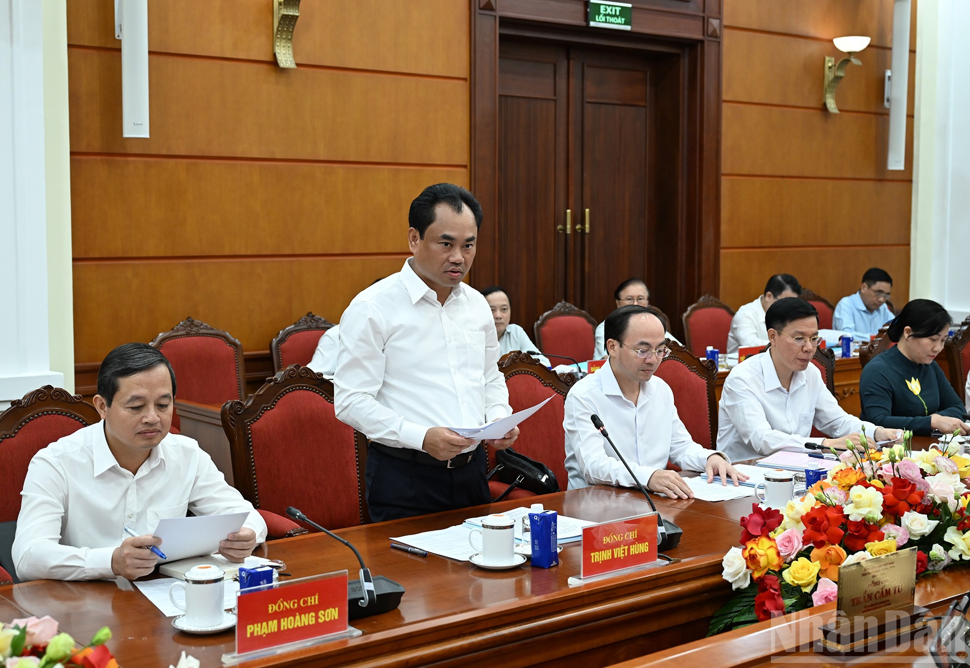 Bí thư Tỉnh ủy Thái Nguyên Trịnh Việt Hùng báo cáo tại cuộc làm việc. ndo_br_7a-0868.jpg
