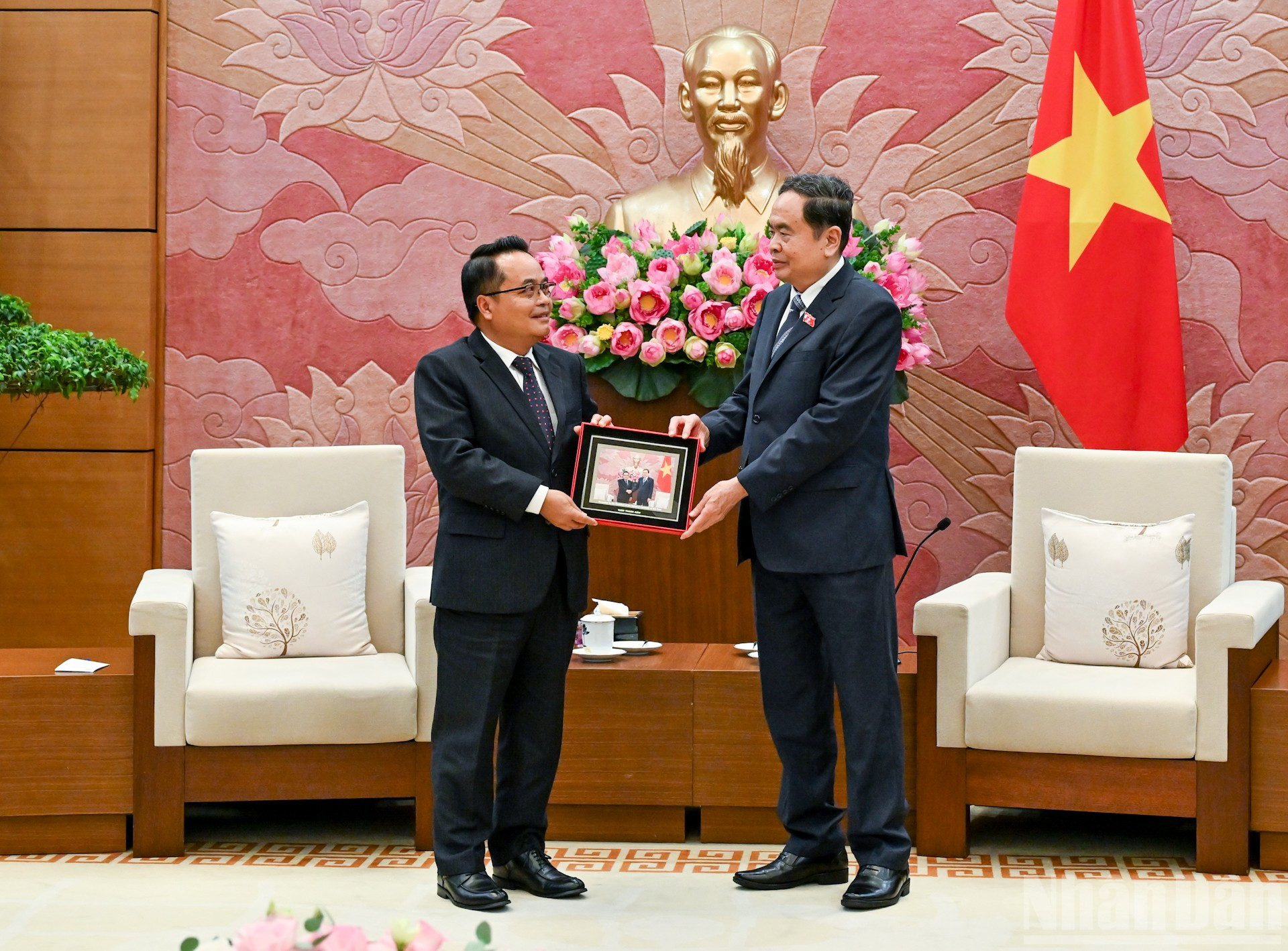 Chủ tịch Quốc hội Trần Thanh Mẫn trao quà lưu niệm, tặng Chủ tịch Kiểm toán Lào Viengthavisone Thephachanh. ndo_br_bnd-2840.jpg