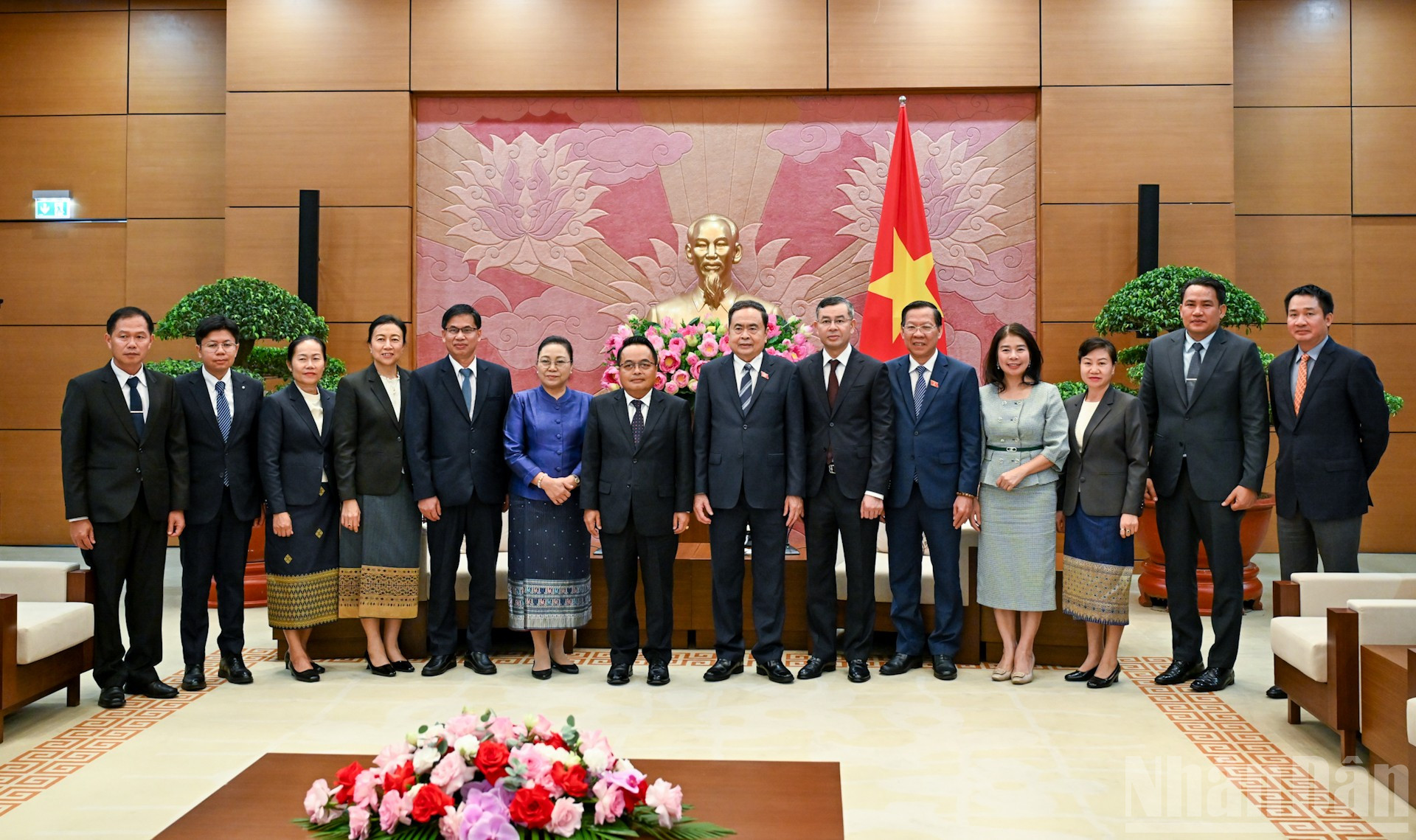 Chủ tịch Quốc hội Trần Thanh Mẫn và Chủ tịch Kiểm toán Lào Viengthavisone Thephachanh cùng đại biểu hai nước tại buổi tiếp. ndo_br_bnd-2852.jpg
