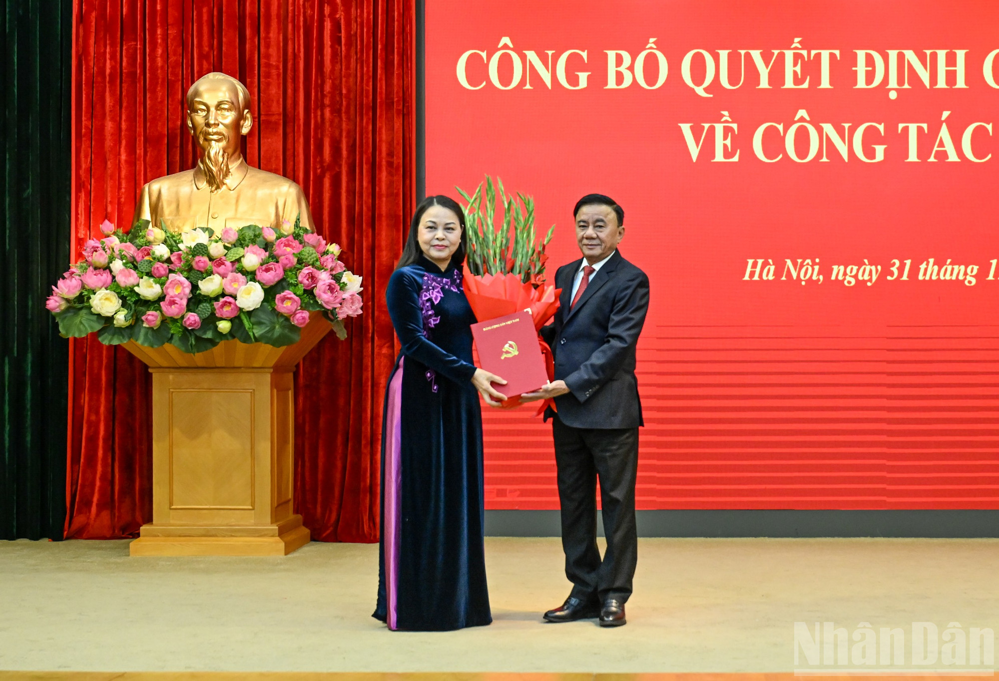 Thường trực Ban Bí thư Trần Cẩm Tú trao Quyết định của Bộ Chính trị, tặng hoa chúc mừng đồng chí Nguyễn Thị Thu Hà. (Ảnh: DUY LINH)