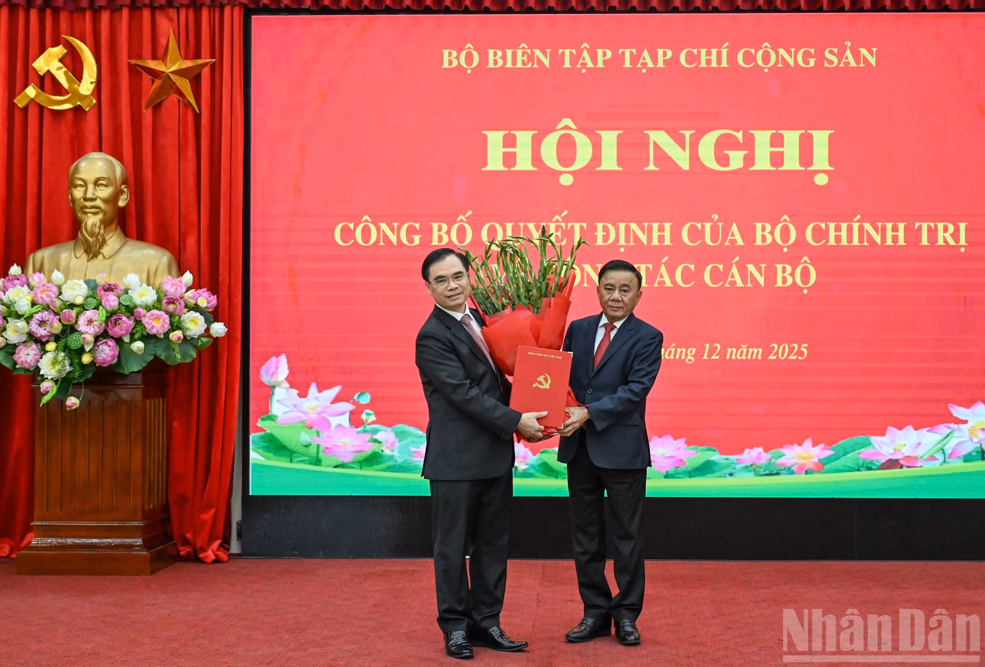 Thường trực Ban Bí thư Trần Cẩm Tú trao Quyết định của Bộ Chính trị, tặng hoa chúc mừng đồng chí Dương Trung Ý. (Ảnh: DUY LINH) 